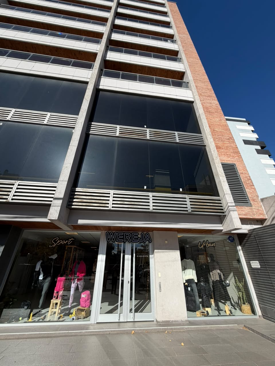 Fachada de LOCAL